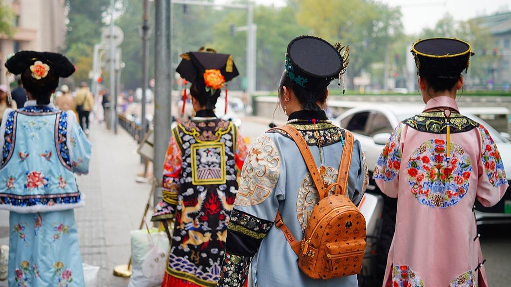 公園裏，“格格”們商拍太煩人了